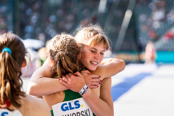 Talea Prepens (TV Cloppenburg) und Nele Jaworski (VfL Wolfsburg) umarmen sich nach dem 200m Finale waehrend der deutschen Leichtathletik-Meisterschaften im Olympiastadion am 26.06.2022 in Berlin